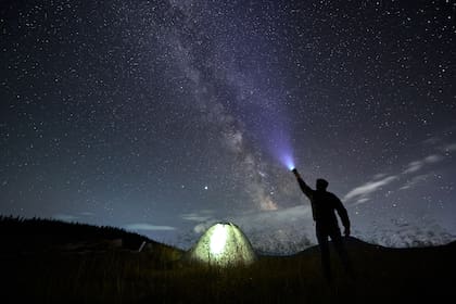 La NASA recomienda buscar zonas oscuras y permitir que la vista se adapte para mejorar la observación