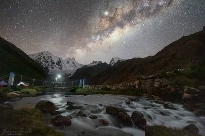 Laguna Jahuacocha en la cordillera Huayhuash en la región de Ancash, Perú