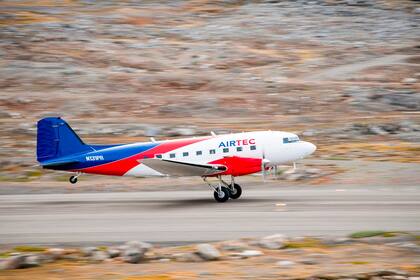 A bordo de una vieja avioneta remodelada, tres científicos de la NASA lanzan sondas en las aguas del Ártico para medir el impacto de los océanos en el deshielo