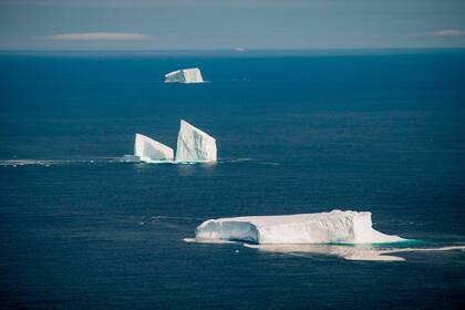 Si bien las temperaturas causan en gran parte del derretimiento, los mares también corroen el hielo