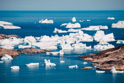Groenlandia, una isla de dos millones de kilómetros cuadrados rodeada en tres cuartas partes por las aguas del océano Ártico, está cubierta de hielo en un 85%. 