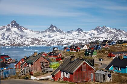 Vista del puerto y la ciudad de Tasiilaq,en Groenlandia
