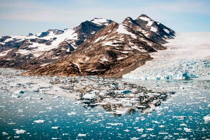 Grandes pedazos de hielo que se desprendieron de un glaciar flotan en la costa de Groenlandia