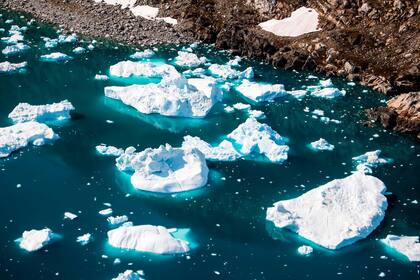 Si la banquisa y el hielo que cubren la base continental desaparecieran, el nivel de los océanos podría aumentar siete metros y sumergir islas y regiones costeras por todas partes del planeta