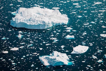 Los icebergs diseminados por el océano, pueden verse a lo largo de la costa