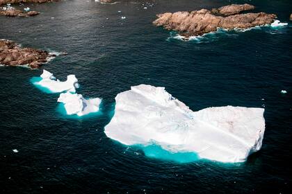 Los icebergs flotan y se pierden en el océano hasta derretirse por completo