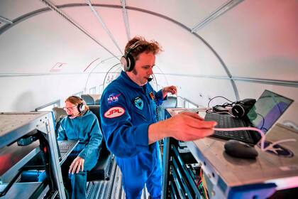 Joshua Willis, jefe de Oceans Melting Greenland, controla la información recibida por las sondas y la compara cpon datos anteriores