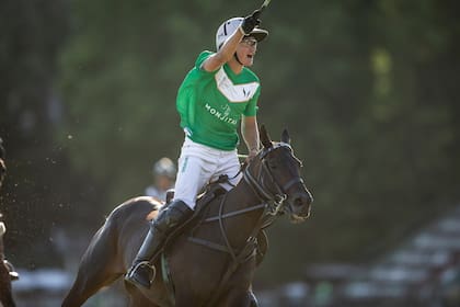 Festejo de "Jeta" Castagnola, el delantero que se asoció con 10 goles a la gran jornada de su tío, Adolfo Cambiaso.