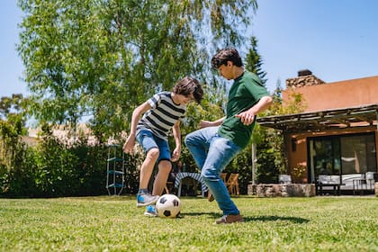 La naturaleza como entorno lúdico y deportivo, fomenta las actividades con otros y no a solas con la computadora. Además, favorece el desarrollo multisensorial.