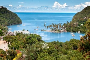 La isla paradisíaca del Caribe con selvas tropicales y playas volcánicas