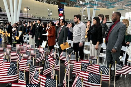 La naturalización es el proceso por el cual se otorga la ciudadanía estadounidense a un extranjero después que se determine su elegibilidad