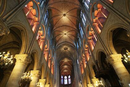 La nave central compartía los tres pisos característicos del estilo gótico temprano