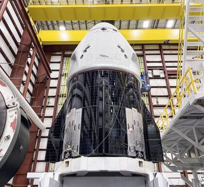 La nave Crew Dragon diseñada por SpaceX que llevará a los dos astronautas de la NASA