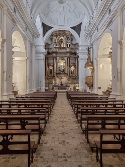 La nave de la iglesia conventual con el bello altar en el fondo.