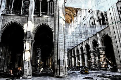 La nave y los escombros durante el trabajo preliminar en la Catedral de Notre-Dame