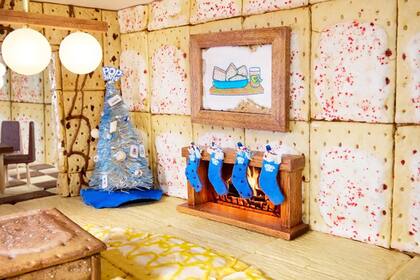 La Navidad invernal del polo norte con la chimenea y el árbol