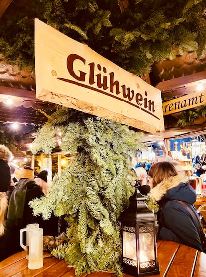 La Navidad lejos de Argentina fue difícil al comienzo, pero hoy Carla no cambia las fiestas en Alemania por nada: "Los mercados navideños, las luces, los aromas, la decoración. Y el `Glühwein´ (vino caliente con especias) y `Lebkuchen´ (como una galleta de jengibre) o las `Bratwürste´ (las salchichas en pan). Es un gran evento social, todos parados en los puestos, bebiendo y comiendo. En los más grandes, como el de Núremberg, hay juegos para chicos. Es de cuento de hadas".