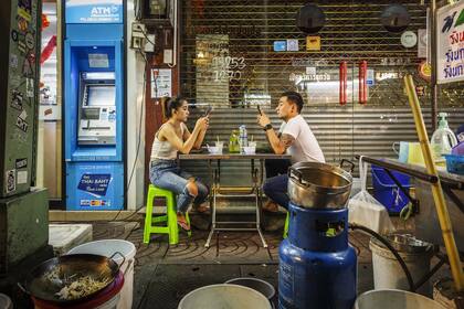 La necesidad de seguir conectado distrae de la conversación