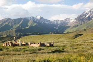 La necrópolis de Kara-Oy, en medio del paisaje kirguiso