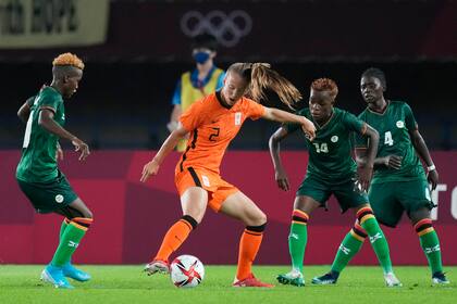 La neerlandesa Lynn Wilms (2) controla la pelota contra Zambia durante un partido de fútbol femenino en los Juegos Olímpicos de Tokio: las europeas ganaron 10-3. 