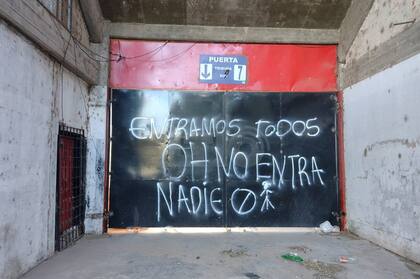 La Negrada, la facción disidente de la barra de Colón y que comanda Brian Chucky Ríos, se enfrentó con la policía el martes pasado, en el debut del Sabalero en la Copa Libertadores; en febrero realizaron pintadas en el estadio pidiendo entradas de favor