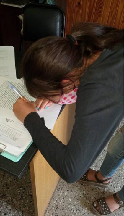 La nena firma para poder irse