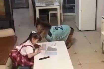 La nena siguió haciendo la tarea como si nada hubiera pasado (Foto: X)