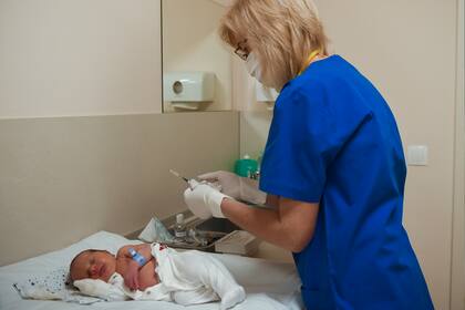 La neonatóloga Valentina Gerginova administra una dosis de la vacuna BCG a un recién nacido en el hospital privado Vita en Sofía el 20 de mayo de 2020