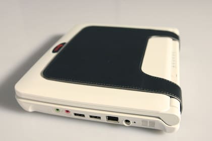 La netbook con su batería de seis celdas