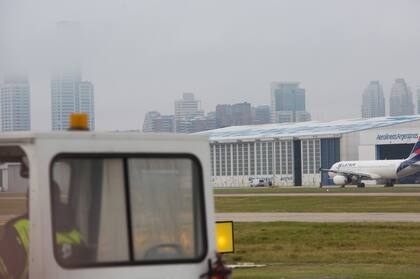 La niebla obligó al cierre del Aeropuerto metropolitano durante la noche de ayer y hasta hoy por la tarde, cuando empezó a normalizarse el servicio