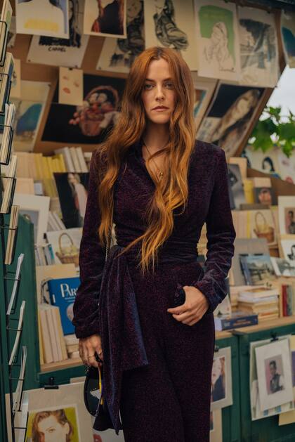 La nieta de Elvis Presley, Riley Keough, en Chanel. Esta fue una de sus primeras apariciones públicas desde que su abuela, Priscilla Presley, reclamara parte de la herencia que le dejó su madre, Lisa Marie.