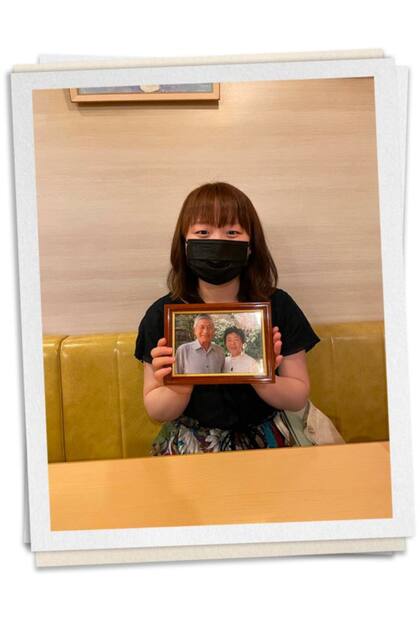 La nieta de Fujio Fujimori, Akino, llega con un bolso repleto de fotografías de su abuelo, sus familiares y recuerdos de Perú