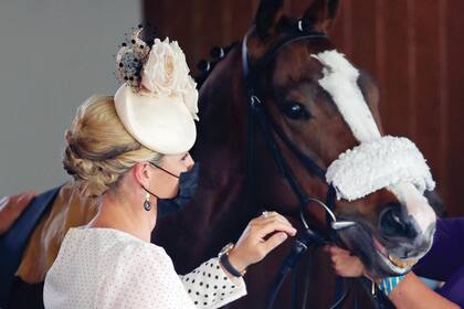 La nieta de Isabel, Zara Tindall (hija de la princesa Ana) miembro del equipo de salto de la Corona. Junto a Kings´s Lynn, que ganó dos carreras y 230 mil dólares.