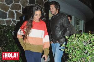 La nieta de Mirtha Legrand abandona el teatro custodiada por su amor, Agustín Goldenhorn.