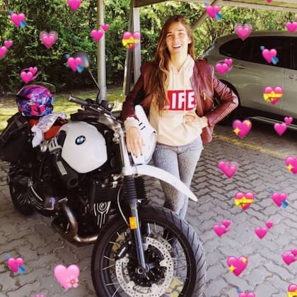 La nieta de Mirtha Legrand se mostró sonriente y orgullosa junto a una de sus motos preferidas