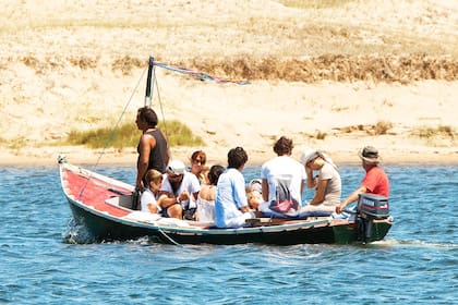 La nieta de Mirtha Legrand y el actor chileno adentro de una pequeña barcaza de madera