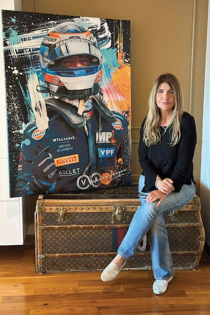 La nieta del legendario corredor de F1 Juan Manuel "Chueco" Fangio con su flamante obra inspirada en Franco Colapinto.