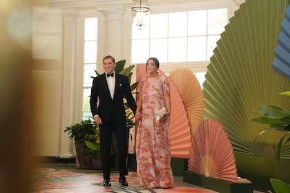 La nieta del presidente Joe Biden, Naomi Biden, y su esposo Peter Neal llegan a una cena de estado en la Casa Blanca en honor al primer ministro japonés Fumio Kishida el miércoles 10 de abril de 2024. 