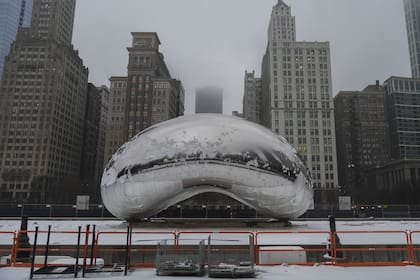 La nieve cubre la escultura Cloud Gate en Millennium Park en Chicago.
