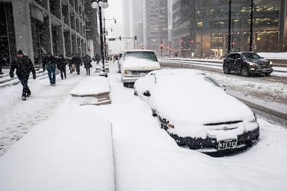 La nieve cubrió,ayer, los autos en Chicago; mañana se esperan temperaturas aún más extremas