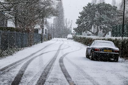 La nieve o el hielo pueden provocar accidentes en carreteras si no se retiran del vehículo (Unsplash)