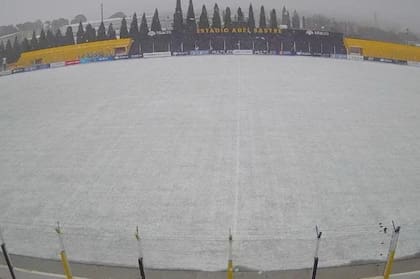 La nieve tiñó de blanco el estadio de Deportivo Madryn