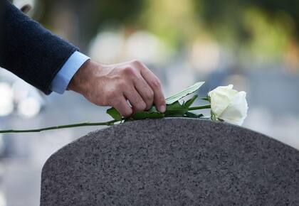 La nigromancia digital está sacando los recuerdos de los fallecidos de los cementerios y los está llevando a los dispositivos electrónicos.