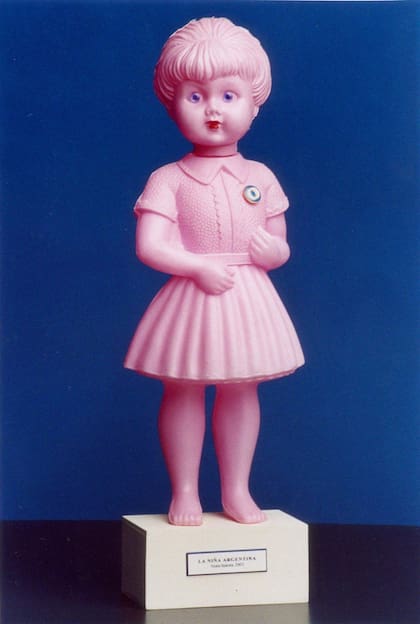"La niña argentina", de 2002, es uno de los característicos trabajos que evocan el orgullo infantil a la hora de llevar los símbolos patrios