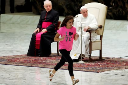 La niña corrió en el escenario