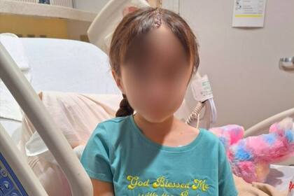 La niña de diez años tiene cáncer y precisa atención médica