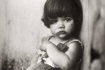 La niña de la muñeca de palo