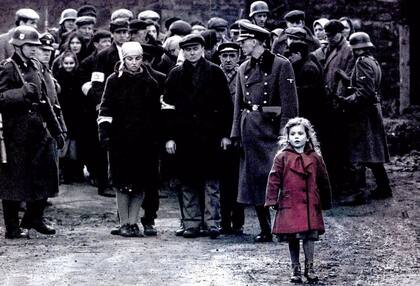 La "niña de rojo" de La lista de Schindler, una decisión estética de Spielberg que en su momento fue muy criticada, pero ciertamente es impactante y produce la identificación del espectador con el destino de una vida irrepetible
