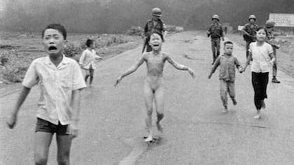 La niña del napalm fue una fotografía fue tomada por Nick Ut en 1972 que retrata a una niña desnuda que escapa de un ataque aéreo en la guerra de Vietnam