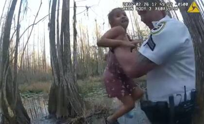 La niña fue encontrada en medio del pantano gracias a un dron